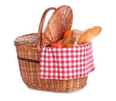 Rattan piknik sepeti beyaz arka planda izole edilmiş ürünler ve bir şişe meyve suyu.