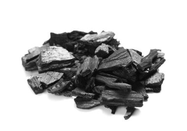 Beyaz arkaplanda izole edilmiş kömür parçaları, yakın plan