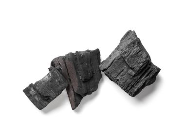 Beyaz arkaplanda izole edilmiş kömür parçaları, yakın plan