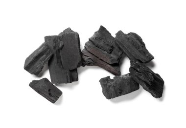 Beyaz arkaplanda izole edilmiş kömür parçaları, yakın plan