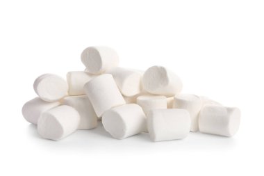 Beyaz arka planda bir yığın tatlı lokum.