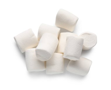 Beyaz arka planda bir yığın tatlı lokum.