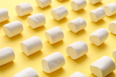 Sarı arka planda tatlı şekerlemeler