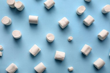 Mavi arka planda tatlı şekerlemeler