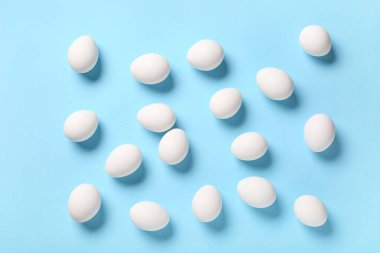 Mavi arka planda taze tavuk yumurtası.