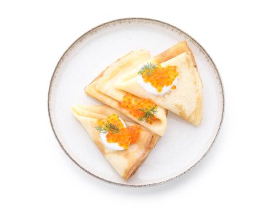 Lezzetli gözleme tabağı ve beyaz arka planda kırmızı havyar.