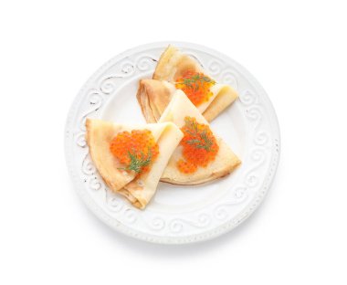 Lezzetli gözleme tabağı ve beyaz arka planda kırmızı havyar.