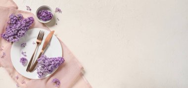 Beyaz grunge arkaplan üzerinde leylak çiçekleri ile güzel masa ayarları metin için boşluk ile