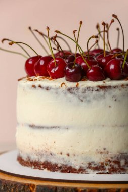 Beyaz arka planda lezzetli vişneli pasta olan ahşap tahta.