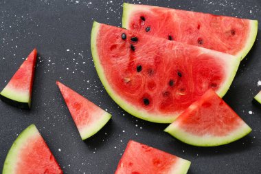 Siyah arkaplanda taze karpuz parçaları