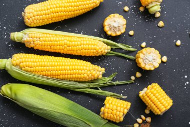 Siyah masada taze mısır koçanları.