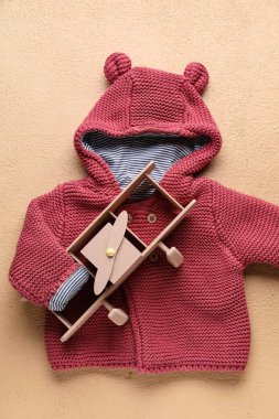 Renkli bebek süveteri ve oyuncak uçak