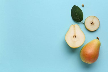 Mavi zemin üzerinde olgun armutlar