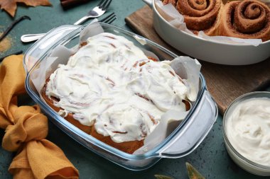 Yeşil arka planda kremalı tarçınlı börek pişirmek