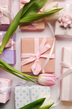 Beyaz arka planda laleleri olan hediye kutuları. Mutlu Kadınlar Günü