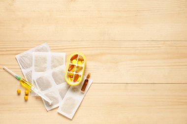 Ahşap arka planda ilaçlı hardal sıvaları.