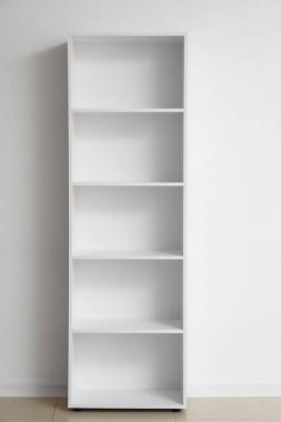 Beyaz duvarın yanında boş raf ünitesi