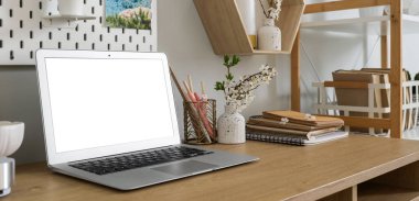 Dizüstü bilgisayarı olan ve hafif ofiste çiçek açan şubeleri olan bir işyeri