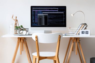 Işık ofisindeki bilgisayarlı programcının çalışma yeri