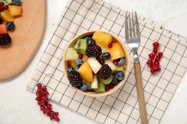 Arka planda taze meyve salatası.