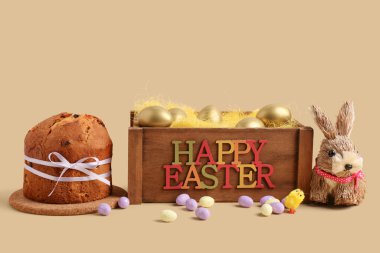 Lezzetli Paskalya pastası, boyalı yumurta ve bej arka planda ahşap kutu.