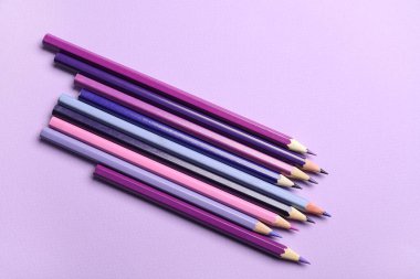 Mor arkaplanda farklı kalem satırları