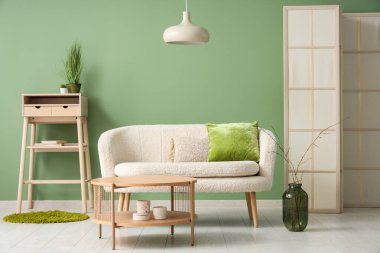 Kanepesi ve masası olan modern bir oturma odası.