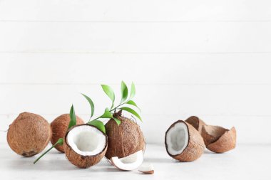 Beyaz masada taze hindistan cevizi ve yapraklar