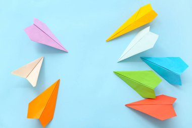 Renkli arka planda birçok farklı kağıt uçak kompozisyonu. Seyahat kavramı
