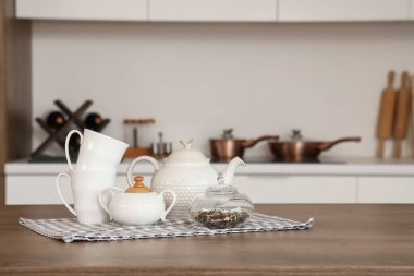 Bardaklar ve çaydanlıklar mutfaktaki masada.