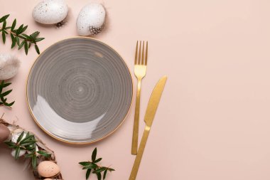 Bej arka planda bitkiler ve yumurtalarla modern Paskalya sofrası