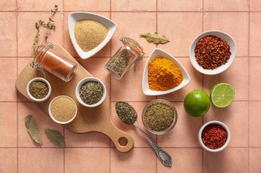 Renk kiremit masasında farklı aromatik baharatlar ve limon kompozisyonu