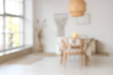 Masa ve mumlarla dolu yemek odasının içinde. Bulanık görünüm