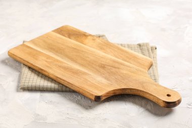 Beyaz grunge masasında peçeteyle kesme tahtasını boşalt, kapat