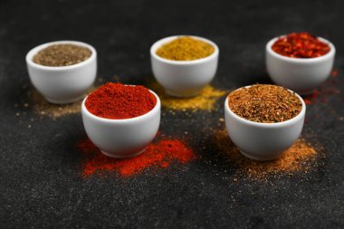 Koyu arkaplanda farklı baharatların olduğu kompozisyon