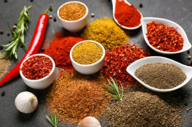 Koyu arkaplanda farklı aromatik baharatlar içeren kompozisyon