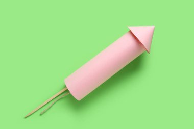 Yeşil arka planda pembe havai fişek roketi