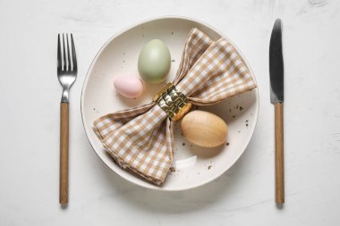 Beyaz arka planda Paskalya yumurtaları olan güzel masa ayarı