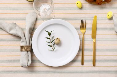 Paskalya kutlaması için yumurta ve dalla servis edilen tabak. Üst görünüm