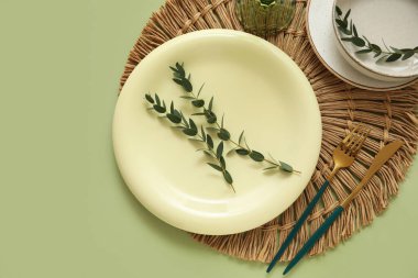 Yeşil zemin üzerinde okaliptüs dalları olan güzel masa ayarları