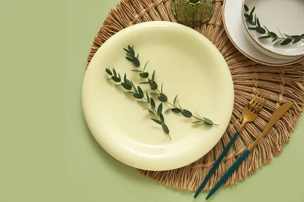 Yeşil zemin üzerinde okaliptüs dalları olan güzel masa ayarları