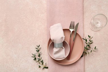 Bej arkaplanda okaliptüs dalları olan güzel masa ayarları