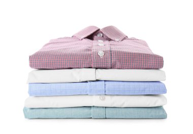 Beyaz arkaplanda izole edilmiş şık yakalı gömlekler yığını