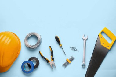 Mavi arkaplanda kablolar ve inşaat araçları