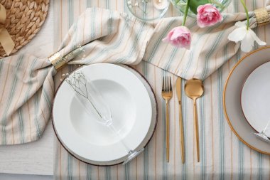 Bahar çiçekleriyle güzel bir masa, üst manzara.