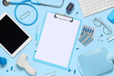 Tablet, steteskop, klavye ve tıbbi malzeme içeren boş bir pano. Dünya Sağlık Günü