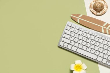 Renkli plaj dekorlu bilgisayar klavyesi