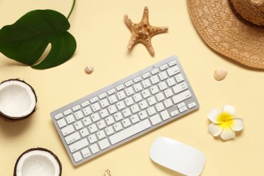 Fare, şapka ve bej arkaplanda plaj dekoru olan bilgisayar klavyesi