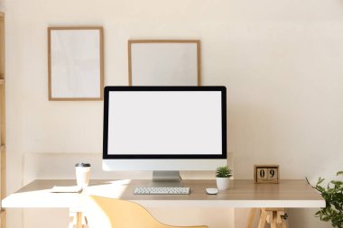Ofiste boş bilgisayar monitörü ve çerçeveleri olan işyeri
