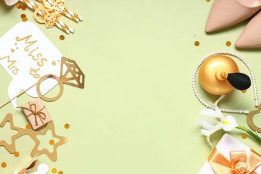 Yeşil arka planda Pen Party için dekordan yapılmış çerçeve